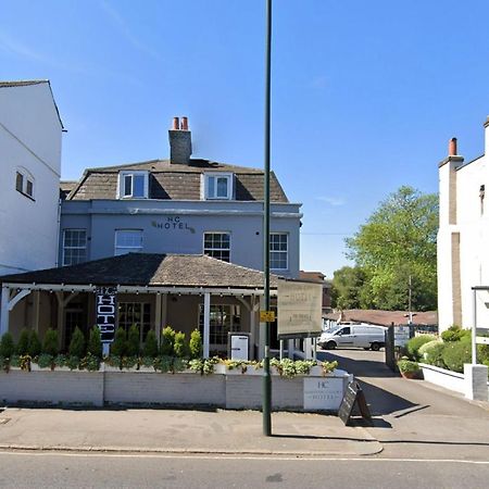 איסט מולזי Hampton Court Hotel מראה חיצוני תמונה
