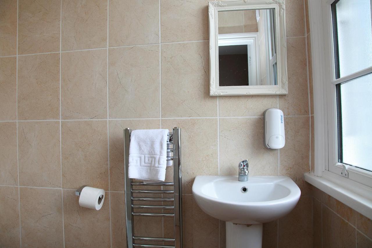איסט מולזי Hampton Court Hotel מראה חיצוני תמונה