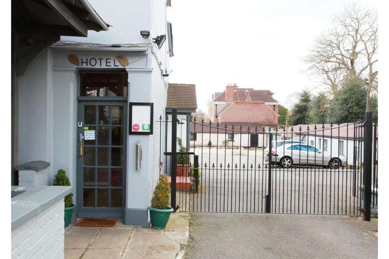 איסט מולזי Hampton Court Hotel מראה חיצוני תמונה