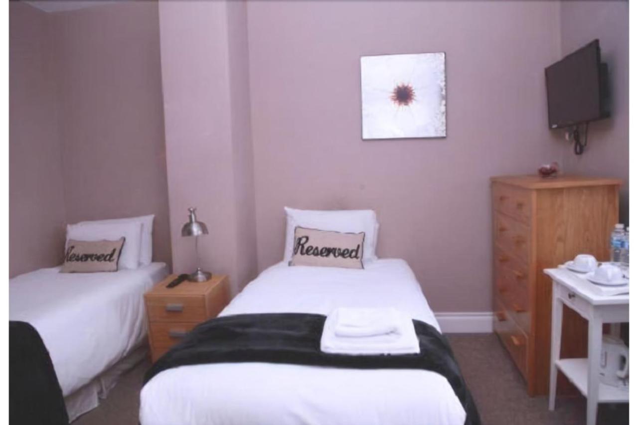 איסט מולזי Hampton Court Hotel מראה חיצוני תמונה