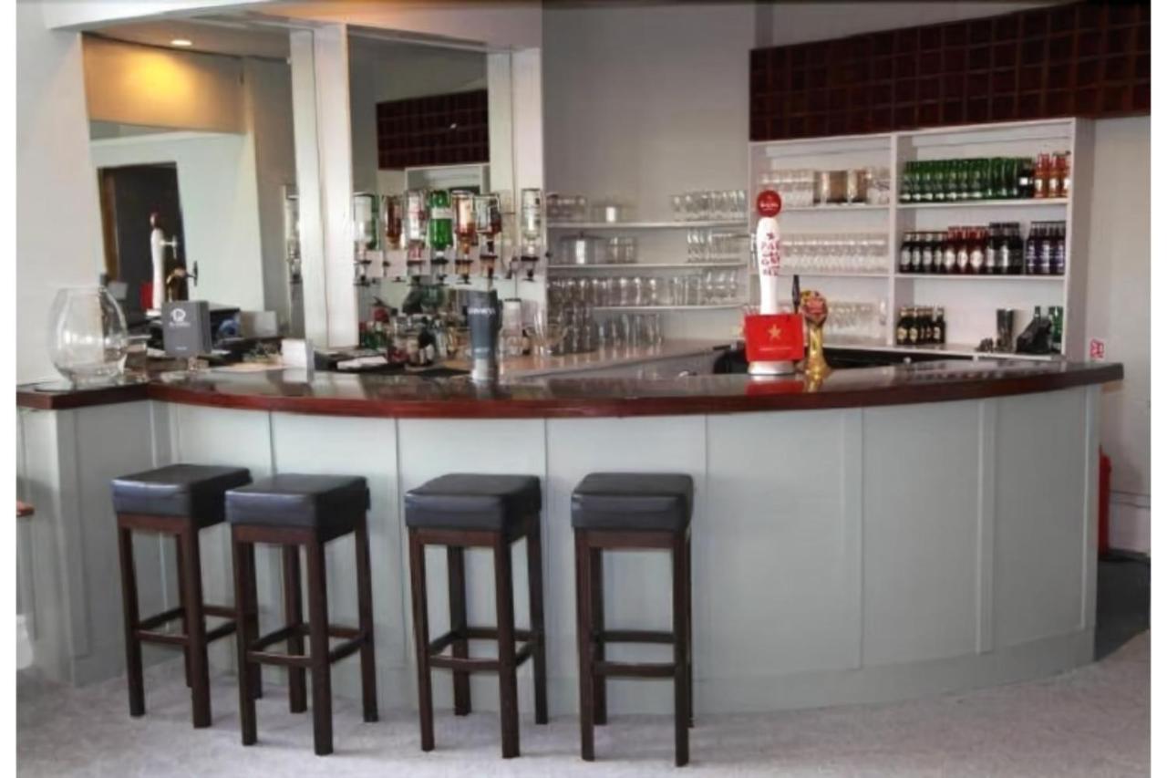 איסט מולזי Hampton Court Hotel מראה חיצוני תמונה