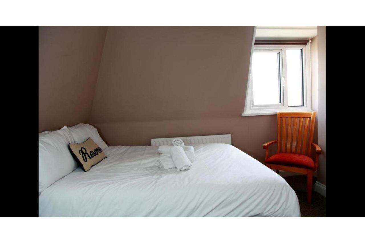 איסט מולזי Hampton Court Hotel מראה חיצוני תמונה