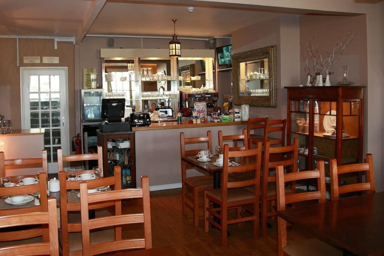 איסט מולזי Hampton Court Hotel מראה חיצוני תמונה
