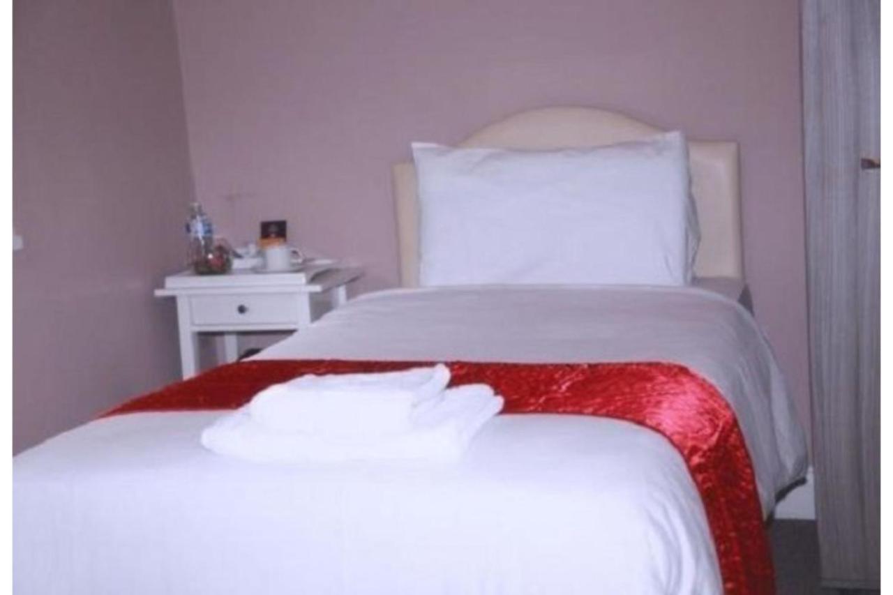 איסט מולזי Hampton Court Hotel מראה חיצוני תמונה
