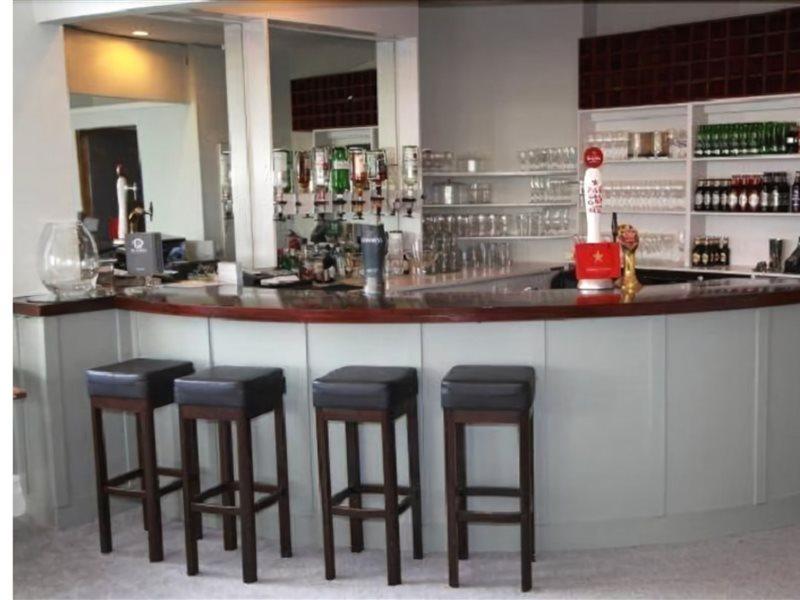 איסט מולזי Hampton Court Hotel מראה חיצוני תמונה